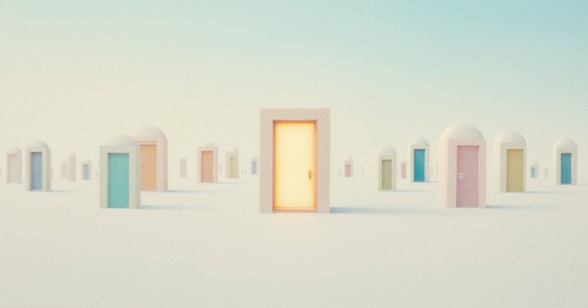 Rangée de portes pastel sur une plaine lumineuse, l’une ouverte et éclairée d’orange : choisir le bon outil IA pour son métier.