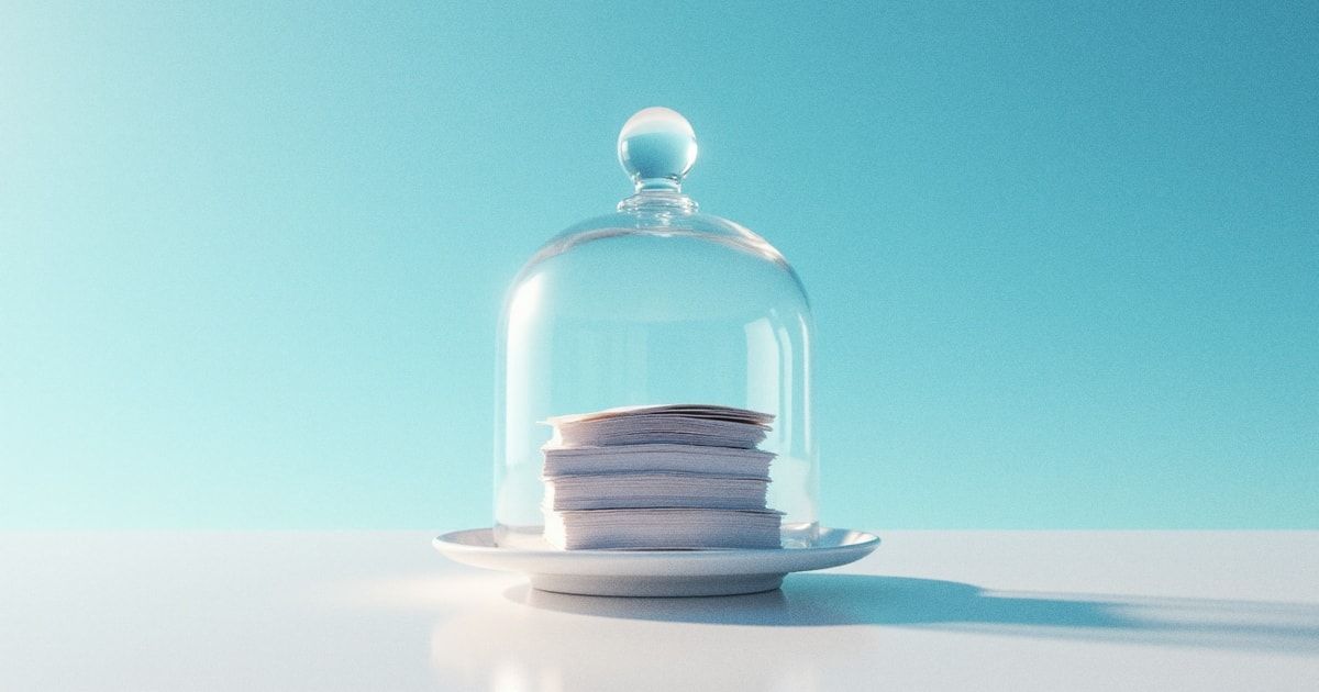 Cloche de verre protégeant une pile de documents comptables sur fond azur : le secret professionnel met les données client à l’abri.