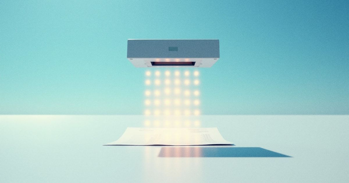 Scanner flottant au-dessus d’une facture, faisceau formant des tuiles de données ordonnées : l’OCR transforme le papier en données structurées.