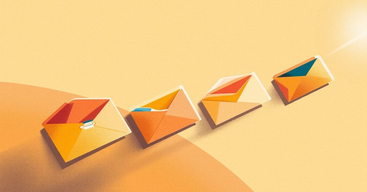 Éventail d'enveloppes colorées rayonnant depuis un centre, campagne email personnalisée avec l'IA